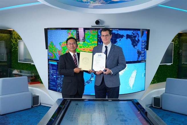 （日本海事協會台灣總經理河上淳（左）頒發產品與解決方案的創新認可證書給裕民航運執行副總徐國安。圖／裕民提供）
