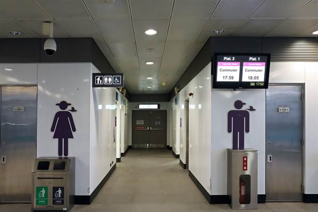 一名女網友日前在北捷上廁所時，突然被工作人員打開廁所門。（示意圖／Shutterstock）