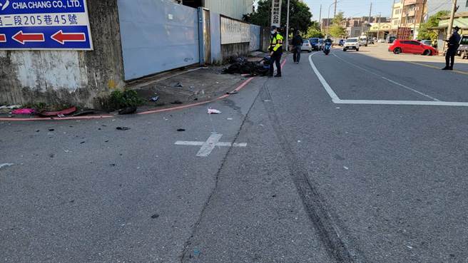 桃园市芦竹区3日于长安路与南山路二段205巷口发生一起死亡交通事故，何姓男子驾驶小客车不慎驶入对向车道，与当时对向直行、骑乘机车的王姓妇人对撞，王妇送医抢救不治。（芦竹警分局提供／陈梦茹桃园传真）