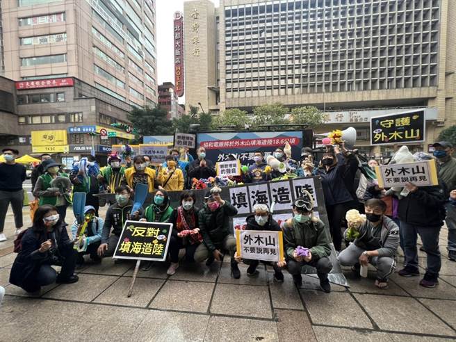 今天上午 「守护外木山行动小组」，集结爱护海洋市民前往基隆市政府，要求市长林右昌向台电要其他替代方案。（陈彩玲摄）