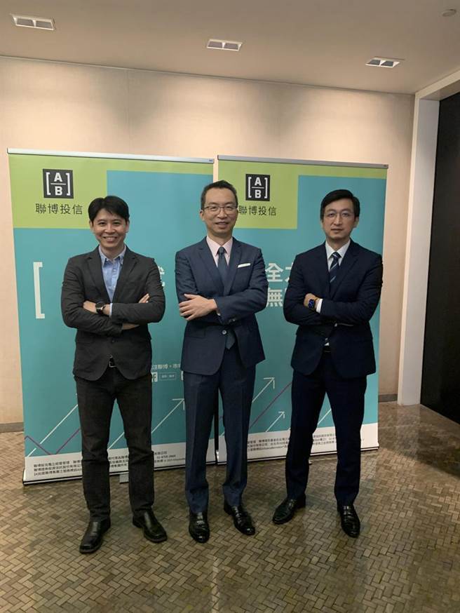 联博投信与国立臺湾大学心理学系合作开发新系统，并揭开臺湾投资人行为全貌。图中：联博投信董事长翁振国、图右：联博投信执行副总经理龚俊诚、图左国立臺湾大学心理学系副教授黄从仁。（图/黄惠聆摄）