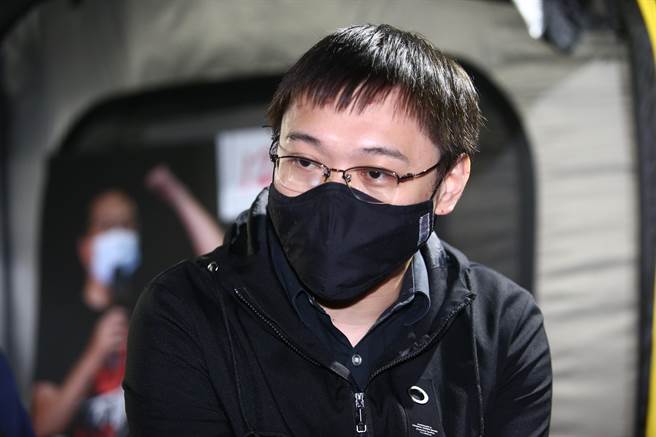 核四公投領銜人黃士修（右）宣布，從13日中午12時開始絕食，一直到公投結果出來。（鄧博仁攝）