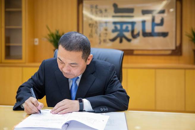 新北市長侯友宜昨(13)晚在臉書針對公投發表千字文，引起各方解讀。(取自侯友宜臉書／李侑珊台北傳真)