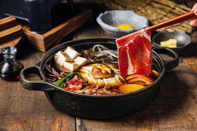 （肉多多火锅姊妹品牌「日日锅」新庄復兴店新开幕，推出四人同行一人免费。图／日日锅提供）