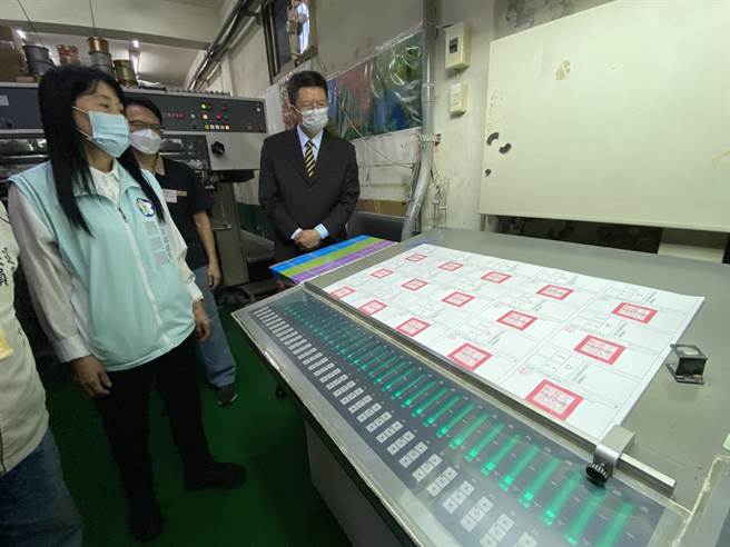 嘉義市選委會代理主委林建宏偕同選委會總幹事劉美鳳等人視察公投票印製作業。（廖素慧攝）