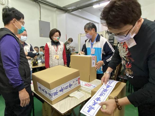 嘉義市選委會委現場封印公投票。（廖素慧攝）