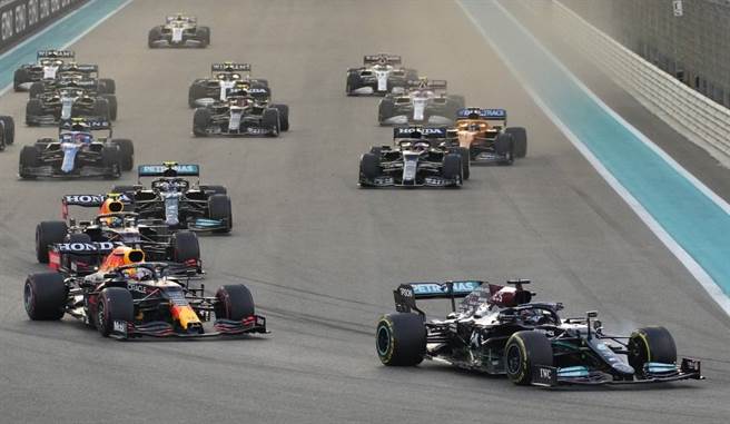 汉米尔顿(右一)在比赛领先大半段的优势于最后一圈被归零。（美联社资料照）