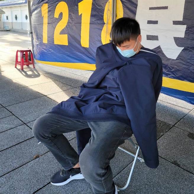 为拚公投，国民党副发言人杨植斗已绝食130小时。（图／摘自罗智强脸书）