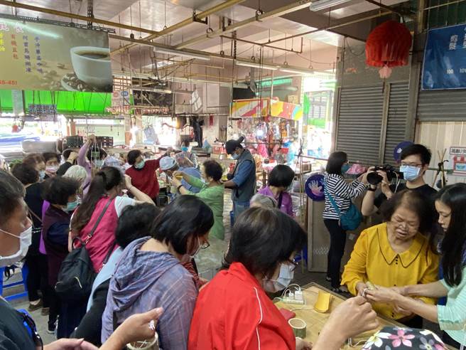 苗栗县府与苗栗市公所活化北苗市场摊位，让婆婆妈妈逛菜市场也能学东西。（苗栗县卫生局提供／李京升苗栗传真）