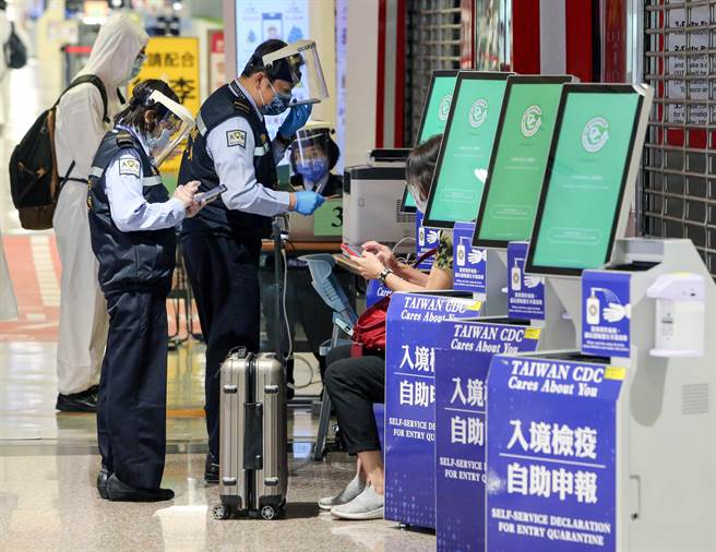 春节专案第一天，返台民眾有68％都选择「7+7」方案。（本报系资料照）