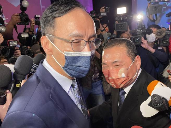 國民黨主席朱立倫、侯友宜今（14日）下午同台出席第35屆吳舜文新聞獎頒獎典禮，典禮會場內朱上前輕拍侯肩膀稱，「彼此互動都很良好，都有溝通！」（蔡雯如攝）