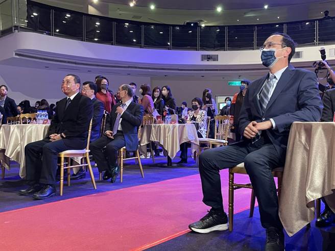 國民黨主席朱立倫、侯友宜今（14日）下午同台出席第35屆吳舜文新聞獎頒獎典禮。（蔡雯如攝）