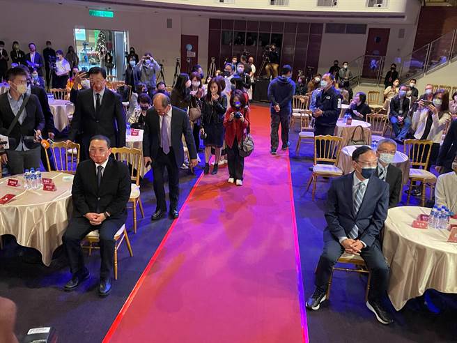 國民黨主席朱立倫、侯友宜今（14日）下午同台出席第35屆吳舜文新聞獎頒獎典禮。（葉書宏攝）