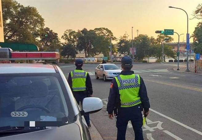 金門警方加強交通執法，提醒鄉親遵守相關規定，以免遭開單處罰。（警方提供）