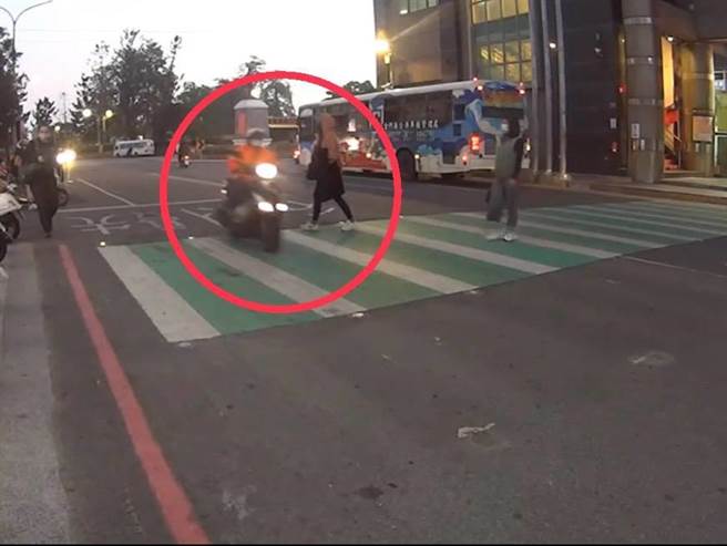 警方加強取締車輛駕駛行經行人穿越道時，未停車禮讓行人的違規行為。（警方提供）