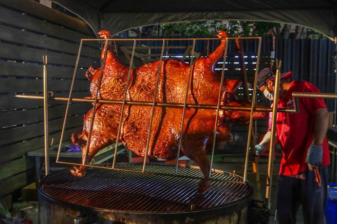 几散竹东美食季开跑，用碳火烧烤的原民烤肉派对，香味四溢。（罗浚滨摄）