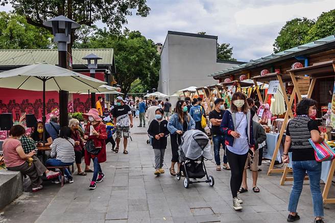 几散竹东10月开幕后，假日吸引很多游客前来。（罗浚滨摄）