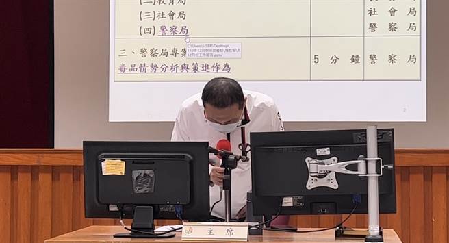 新北警破三大案，侯友宜亲自鞠躬感谢警方为治安付出。(新北市警察局提供)