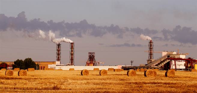 立陶宛外交部長與交通部長紛紛請辭，導致該國出現倒閣危機，原因出在白俄羅斯鉀肥透過立陶宛鐵路進行運輸。圖為白俄羅斯鉀肥大樓外貌。(圖/路透社)