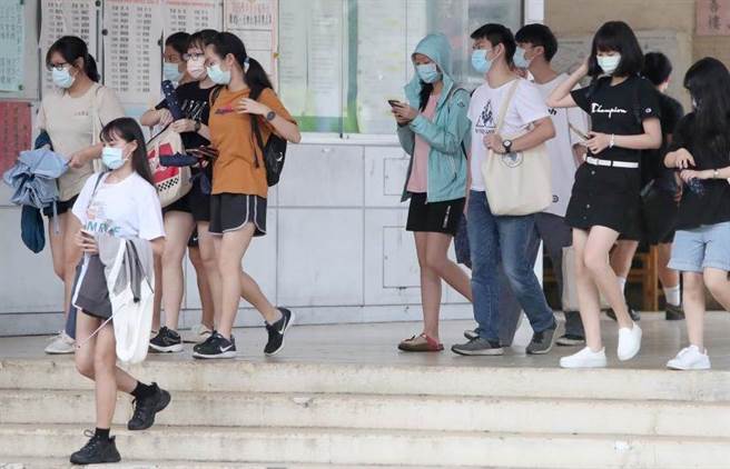 一名学生重考3次都要念台大，网见科系直呼「考30次都值得」。图为今年学测画面。（本报系资料照）