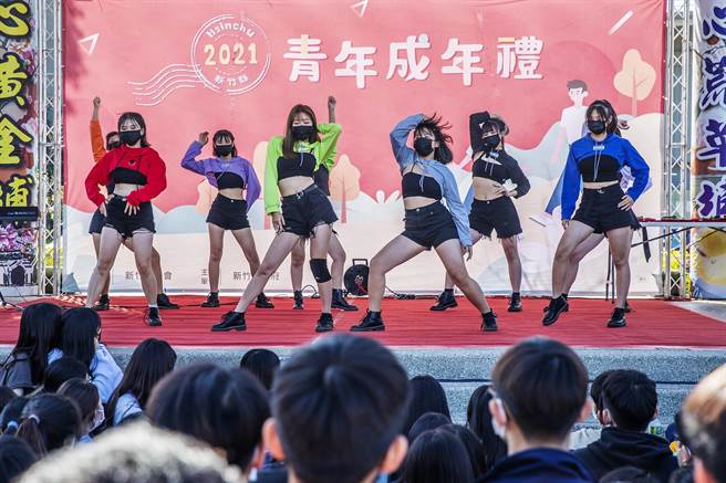 新竹县「青春登大人」成年礼活动，各校热舞社带来魅力四射的表演。（罗浚滨摄）