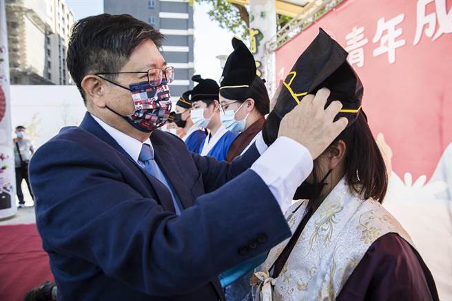 新竹县「青春登大人」成年礼活动，由县长杨文科为10名学生代表进行「加冠冕」。（罗浚滨摄）