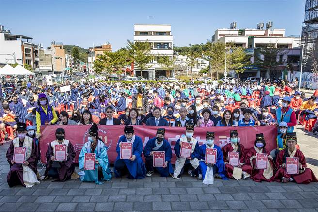 新竹县「青春登大人」成年礼活动 ，在新埔艺文广场热闹登场。（罗浚滨摄