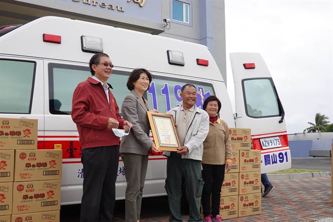 台東農民李清亮（右二）14日捐贈高頂救護車給台東縣消防局，一償30年的心願。（蔡旻妤攝）