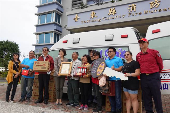 台東農民李清亮（左五）14日捐贈高頂救護車給台東縣消防局，一償30年的心願。（蔡旻妤攝）