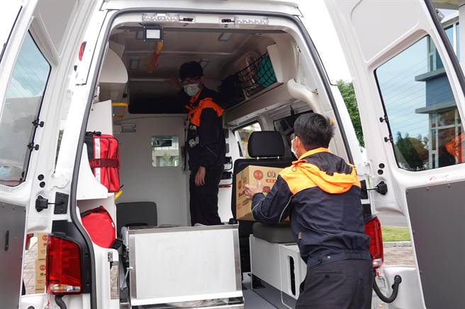 李清亮捐贈的高頂救護車上配備有最新型「自動體外心臟電擊去顫器」，對到院前緊急救護工作有很大的助益。（蔡旻妤攝）