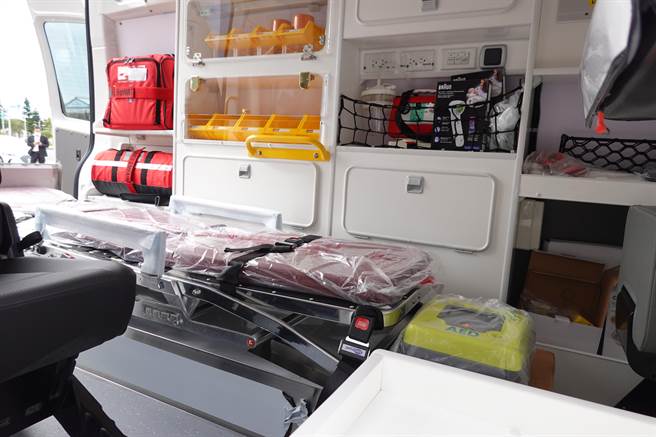 李清亮捐贈的高頂救護車上配備有最新型「自動體外心臟電擊去顫器」，對到院前緊急救護工作有很大的助益。（蔡旻妤攝）