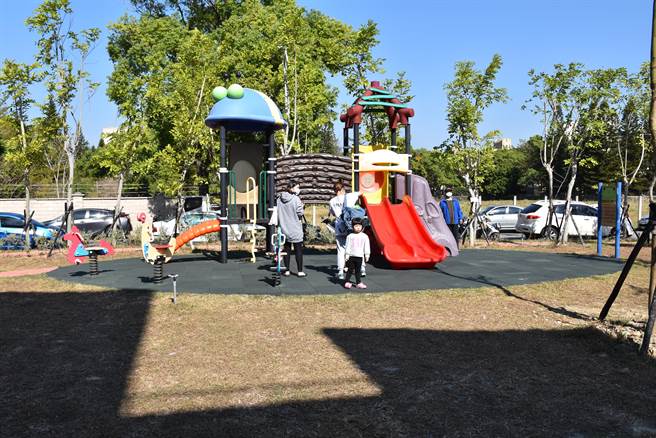 苗栗市水源活動中心設有戶外親子活動區，才剛啟用就吸引家長帶領幼兒前來使用。（謝明俊攝）