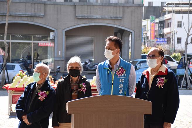 彭香齡、彭賜灯院士同學唐煥崑、傅學桂等一同參加水源里活動中啟用。（謝明俊攝）