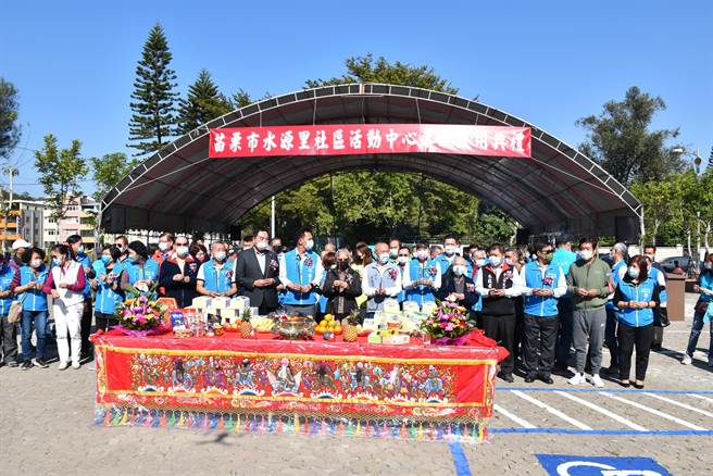 苗栗縣長徐耀昌、立委徐志榮及苗栗市長邱鎮軍等共同主持水源里活動中心啟用。（謝明俊攝）