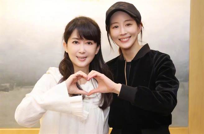 張鈞甯曬出與兒時偶像「月亮公主」孟庭葦合照。（圖／張鈞甯微博）