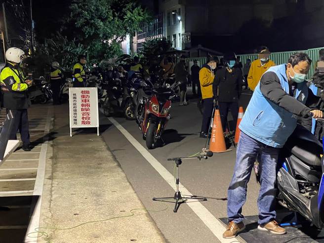 桃园环保局结合杨梅警方联合稽查抓改装车。（警方提供／吕筱蝉桃园传真）