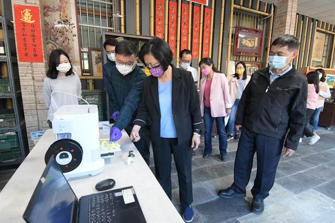 为了鼓励彰化青年勇敢留香返乡创业打拚，彰化县政府每年准备1000万创业补助金，并有相关辅导培训方案，还有顾问一对一指导彰化县长王惠美（右二）参观涌足企业了解公司自有品牌研发生产的各式风格小五金。（谢琼云摄）