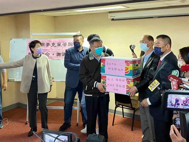 台北市长柯文哲表示，「好啦，好啦，你说怎样就怎样。」最后，警政卫生委员会决议，将28亿预算全部删除。（游念育摄）