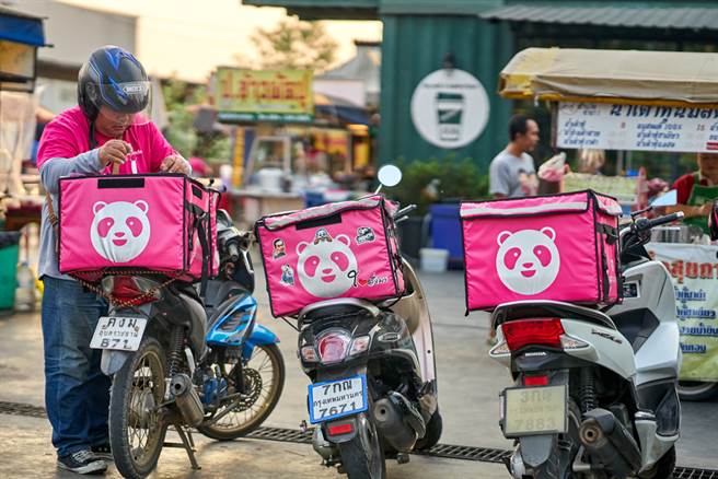 有網友好奇詢問，外送員的保溫箱上為何掛娃娃？對此，外送員表示，因為娃娃可以讓顧客一眼就找到司機在哪。（示意圖／達志影像）