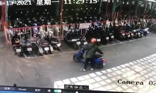 竊賊騎著寶藍色機車帶著橘紅色安全帽，還偷別人價值3500元的安全帽。（翻攝照片／洪靖宜）