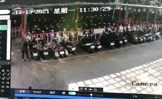 竊賊騎著寶藍色機車帶著橘紅色安全帽，還偷別人價值3500元的安全帽。（翻攝照片／洪靖宜）