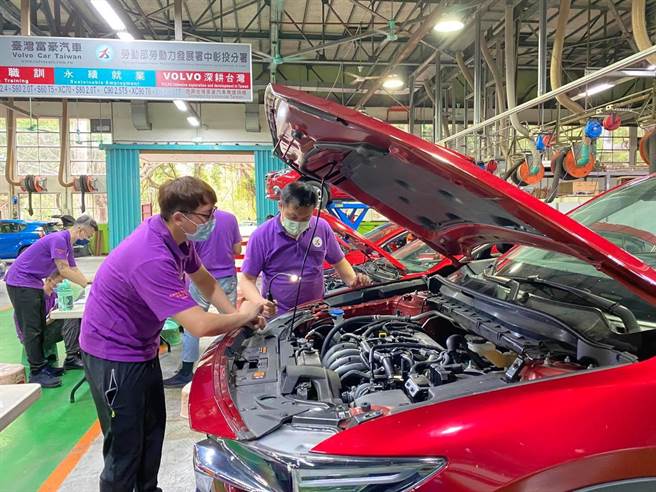 勞動力發展署中彰投分署開設汽車修護班，助學一技之長。（勞動力發展署中彰投分署提供／盧金足台中傳真）
