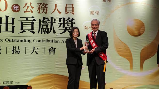北榮副院長陳威明獲蔡總統頒發公務人員傑出貢獻獎個人獎。（圖／北榮提供）