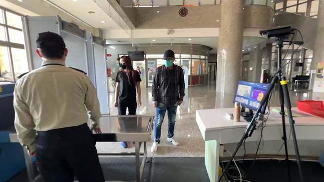 陈修将头戴鸭舌帽、口罩，下午2点多低调现身彰化地方法院报到。稍早法官裁定羁押未禁见。（民眾提供／谢琼云彰化传真）