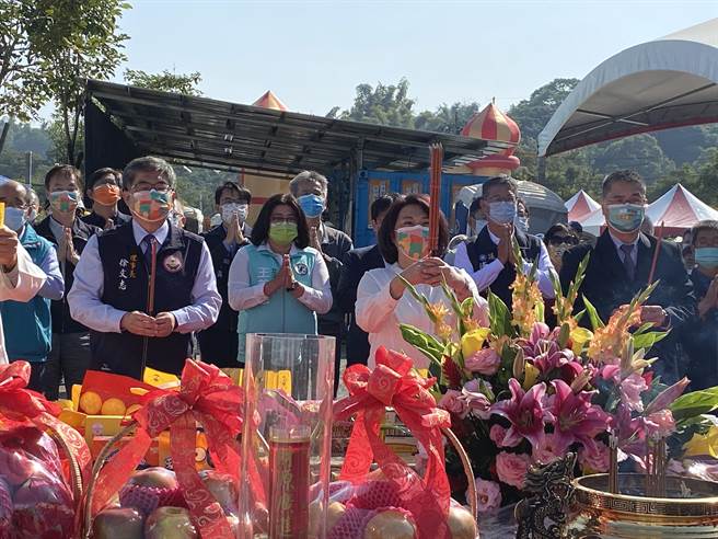 嘉义市长黄敏惠、内政部长徐国勇、嘉邑行善团理事长徐文志等人上香祈福。（廖素慧摄）