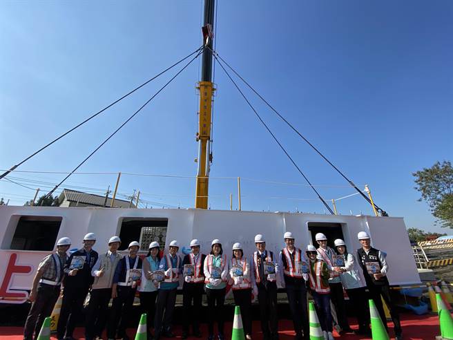 嘉义市长黄敏惠、内政部长徐国勇、立委王美惠、嘉邑行善团理事长徐文志等人出席首梁祈福典礼。（廖素慧摄）