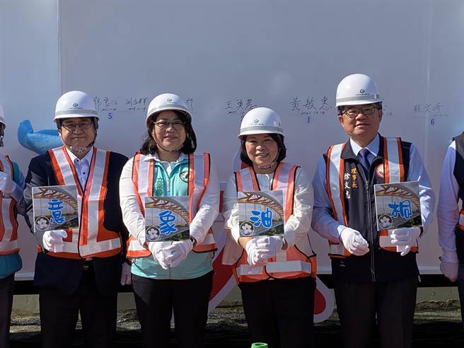 嘉义市长黄敏惠、立委王美惠、嘉邑行善团理事长徐文志在首梁上签名，祈祝工程顺利。（廖素慧摄）