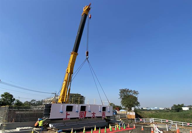 嘉义市新建卢山桥工程上首梁。（廖素慧摄）