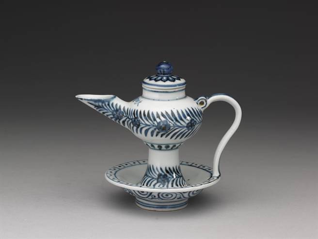 明宣德的青花花卉纹灯，外型极似阿拉丁神灯。（国立故宫博物院提供）