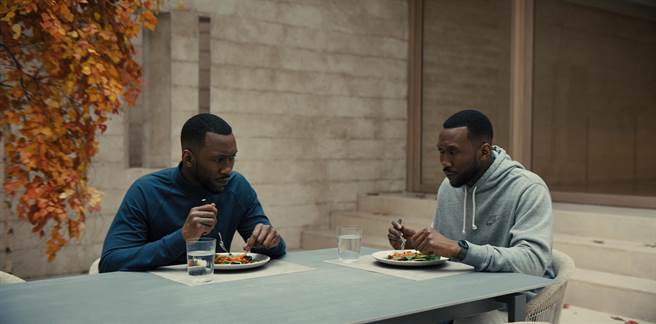 ↑馬赫夏拉阿里在《天鵝之歌》靠著細緻的表演差異，飾演男主角與他的複製人。（Apple TV＋提供）